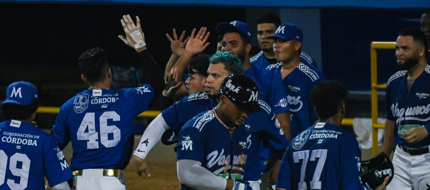 Celebración masiva de los peloteros de Vaqueros tras anotar una carrera.