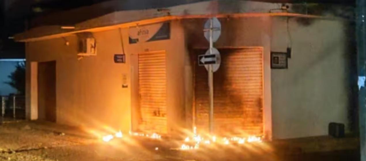 Momento en que las llamas intentaban consumir el local de Afinia. 