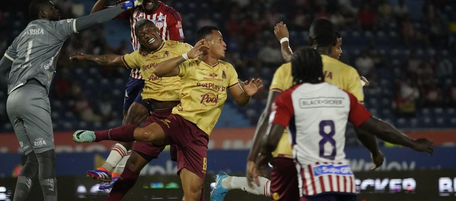 Aspecto del partido de esta noche en el estadio Metropolitano. 
