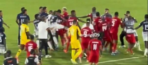 La pelea de los jugadores de Junior y América.