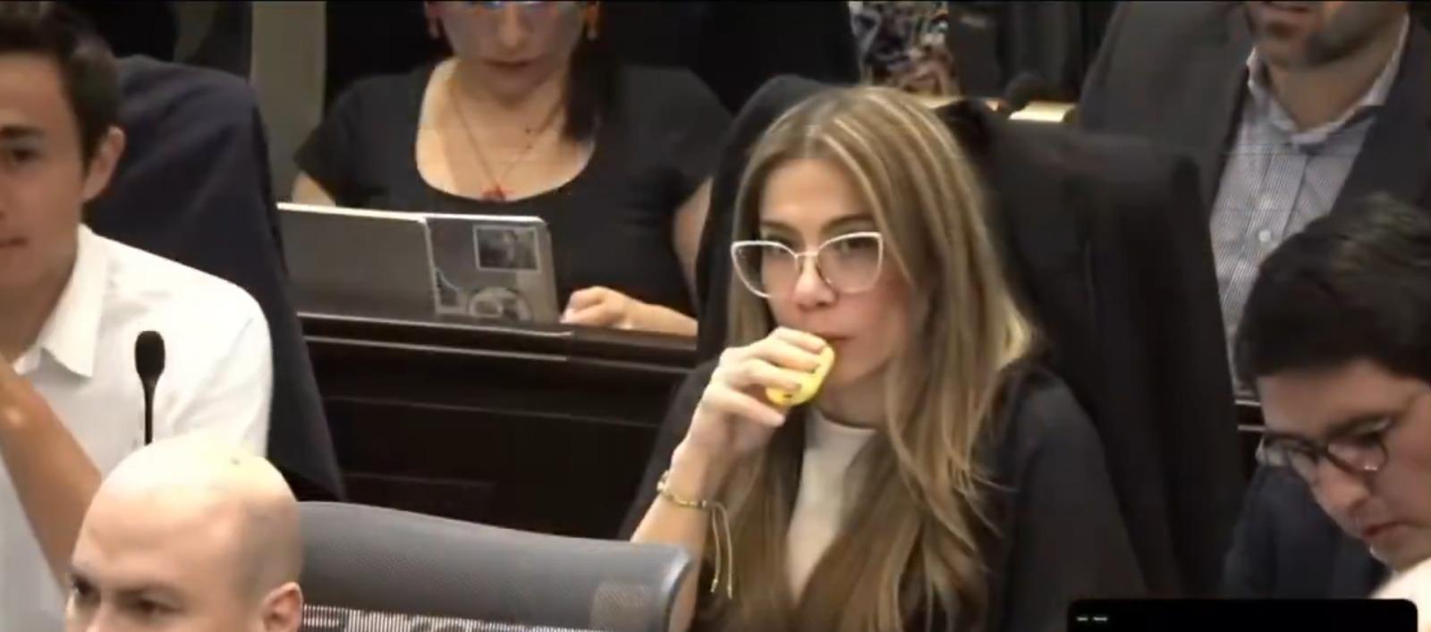 La representante Cathy Juvinao con el vapeador.