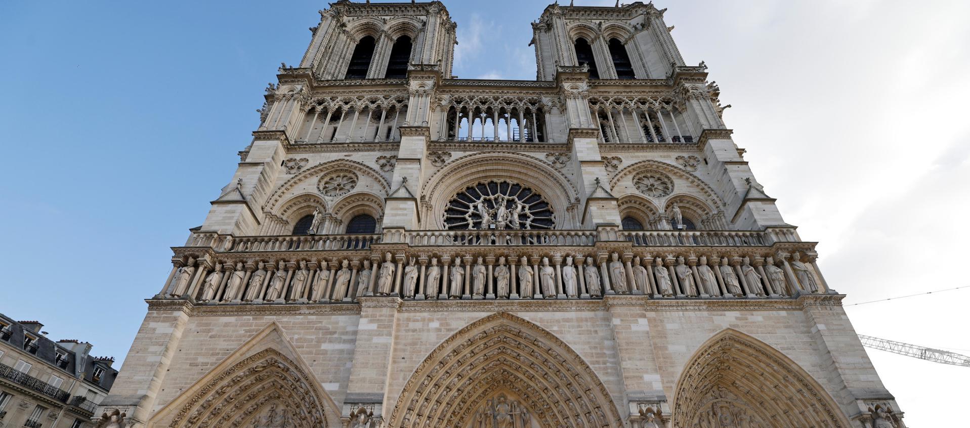 Fachada de la catedral de Notre Dame de París. 