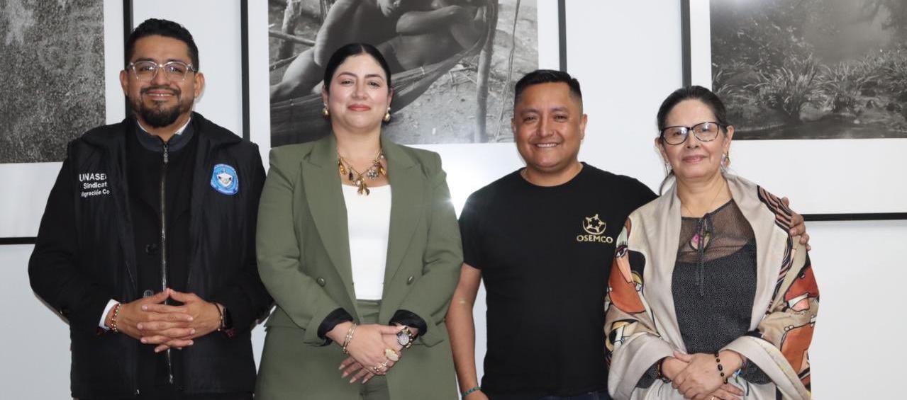 Funcionarios de Migración y la bancada sindical. 