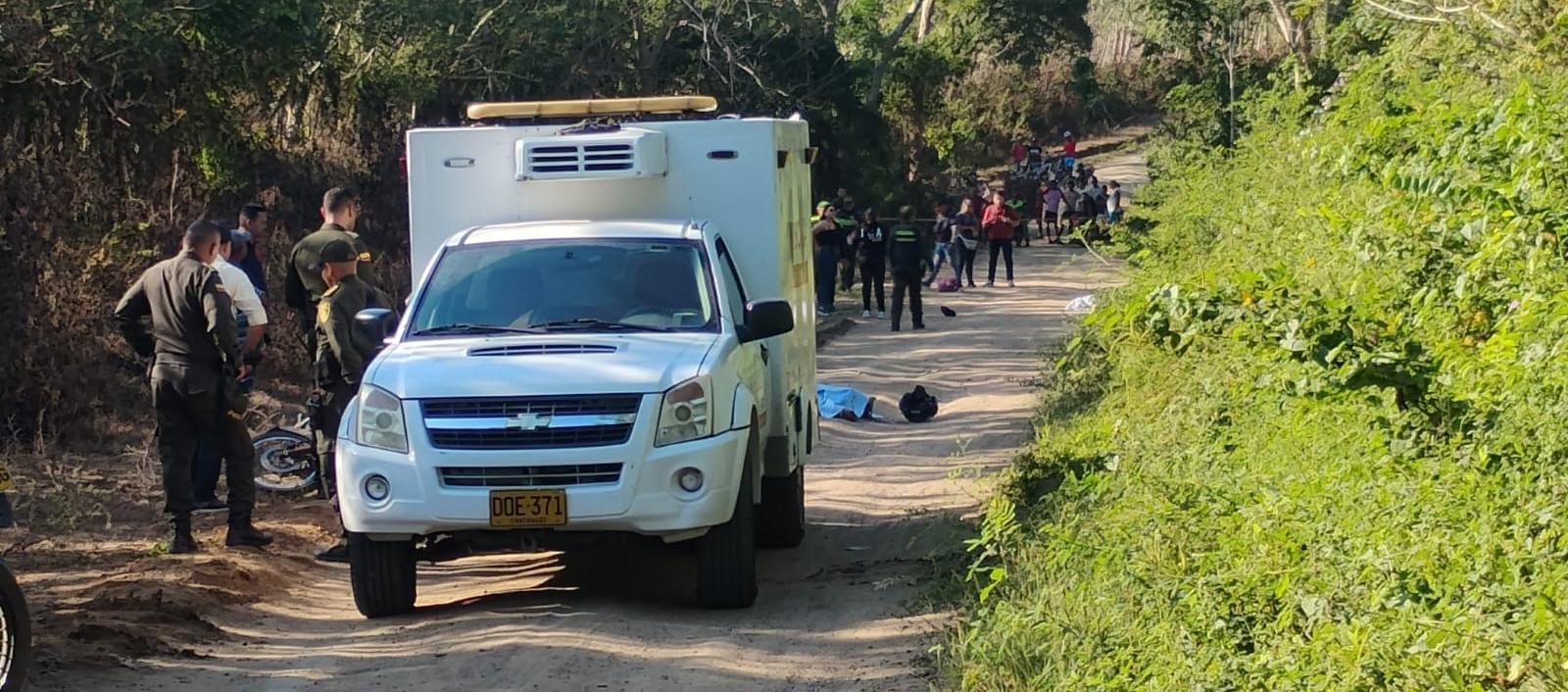 El CTI de la Fiscalía en la inspección de los cuerpos de las tres víctimas. 