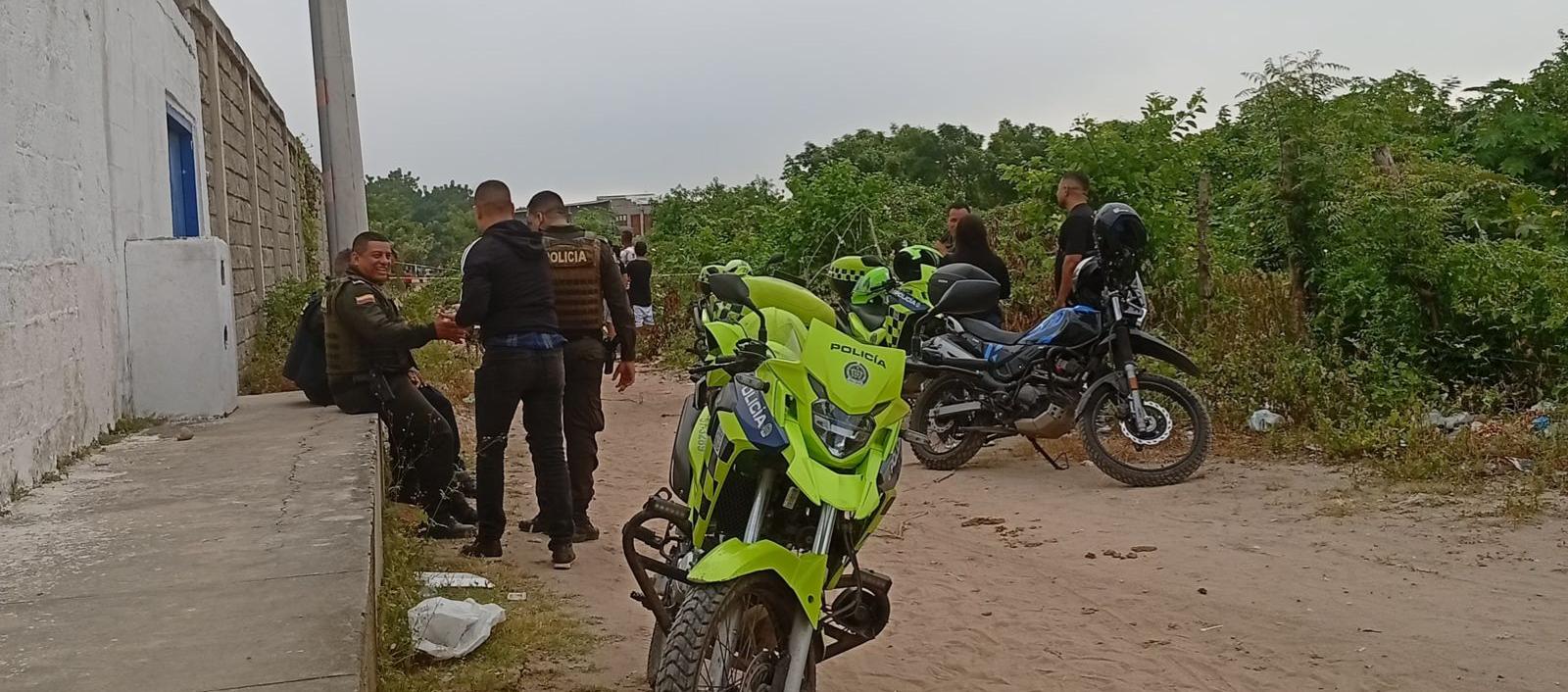 La Policía acordonó el área donde fue encontrado el cuerpo. 
