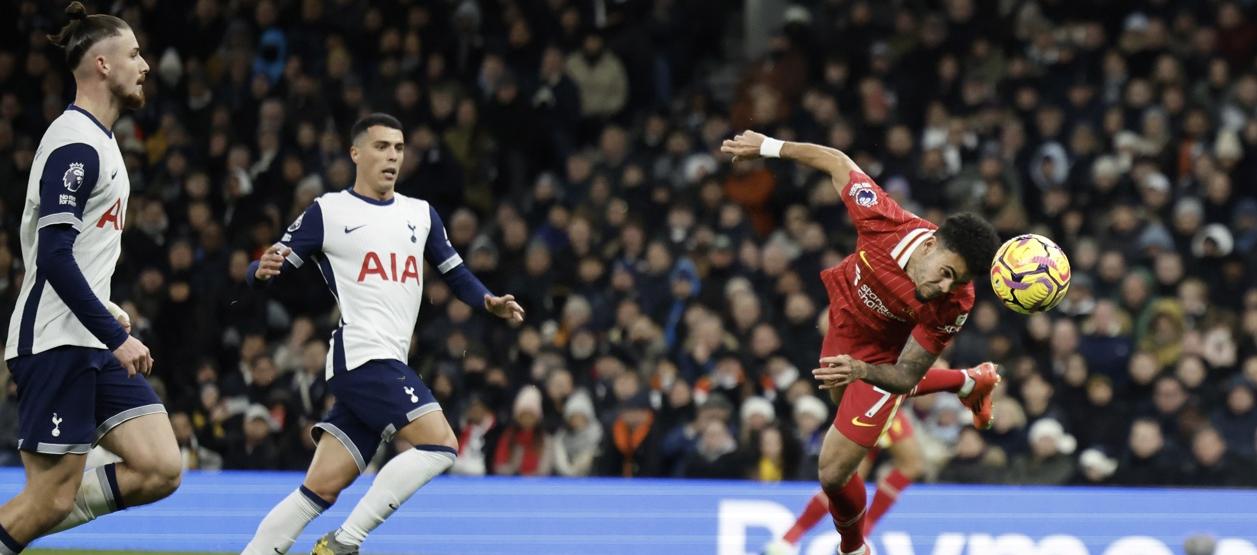 Luis Díaz marcando su primer gol ante el Tottenham. 