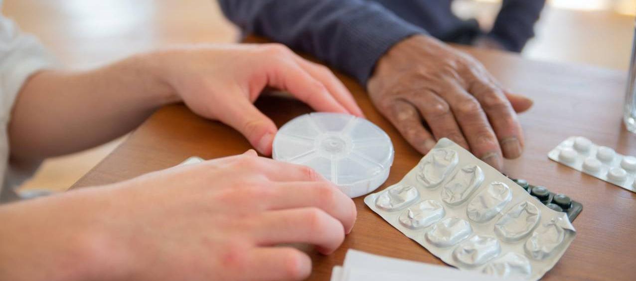 Un médico atiende un paciente.