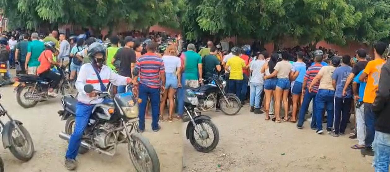 Momentos en que 'Lalo' era socorrido por la comunidad.