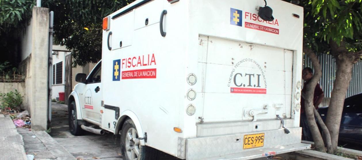 El CTI de la Fiscalía llevó el cuerpo de la víctima a Medicina Legal. 