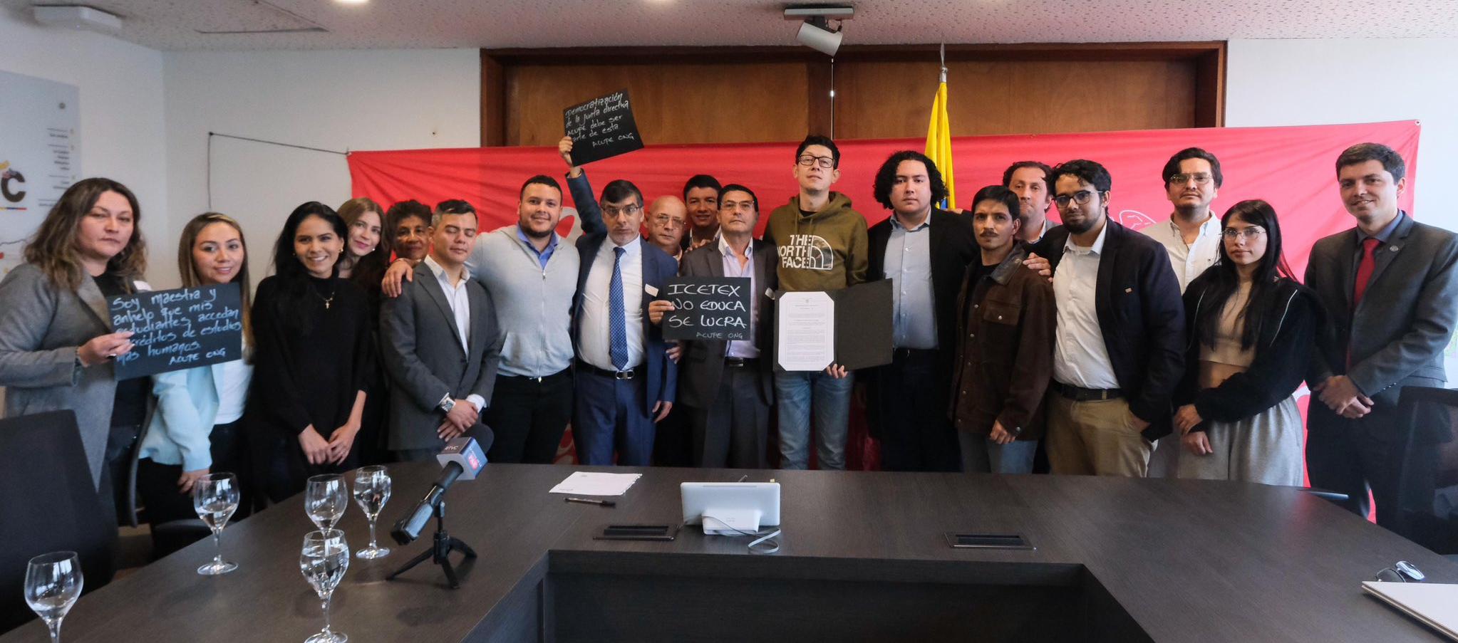 El Ministro de Educación, Daniel Rojas, en la firma del decreto.