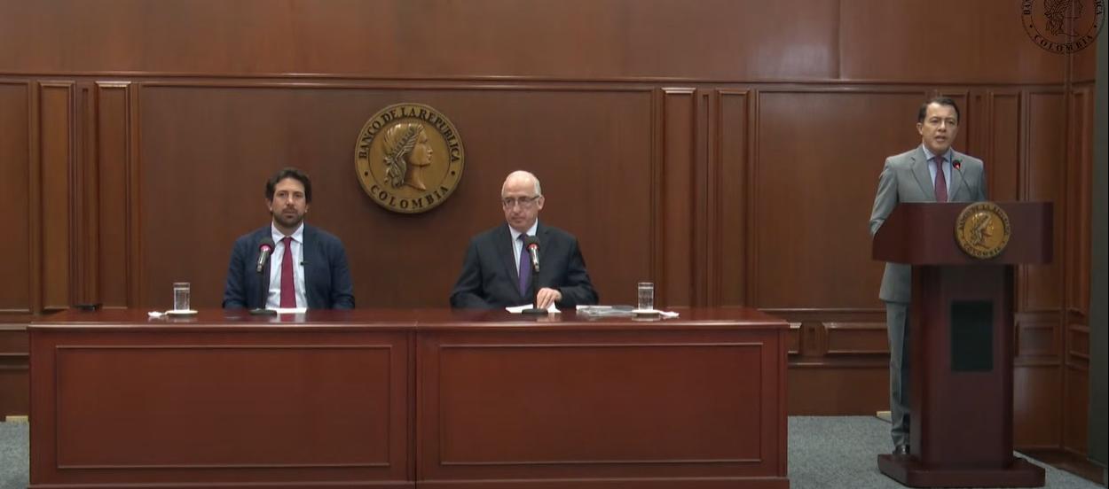 El Ministro de Hacienda, Diego Guevara, y el presidente del Banco de la República, Leonardo Villar. 