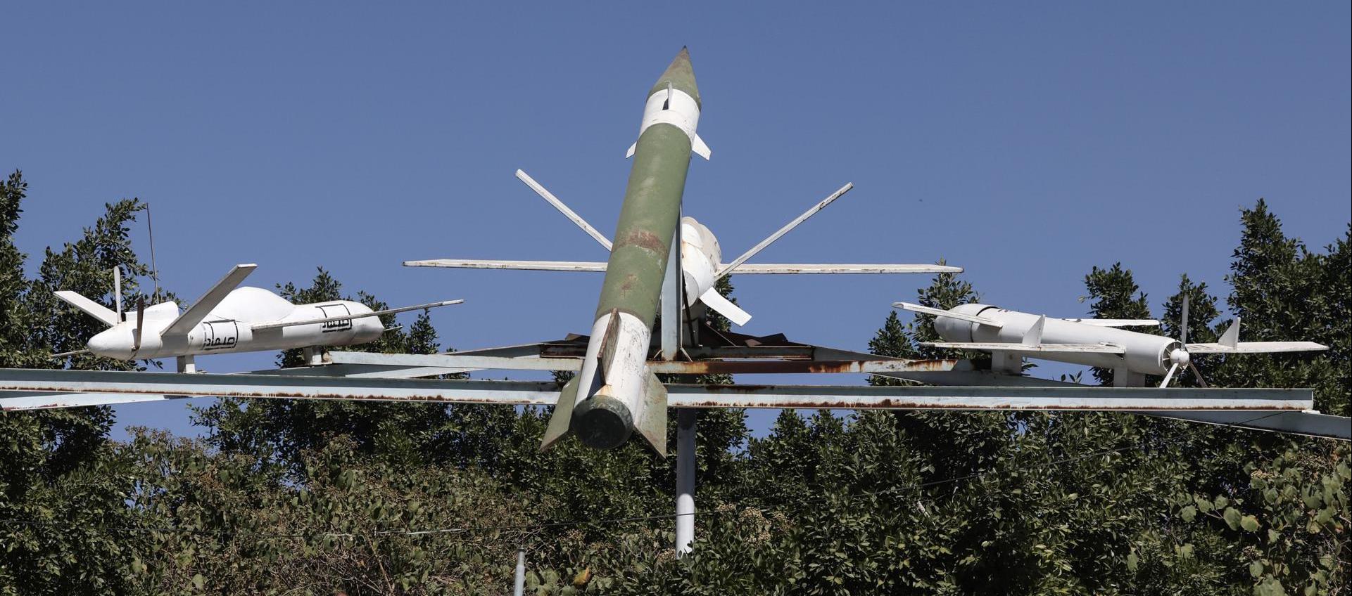 Misiles y drones de fabricación hutí se exhiben en una plaza en Sana'a, Yemen.