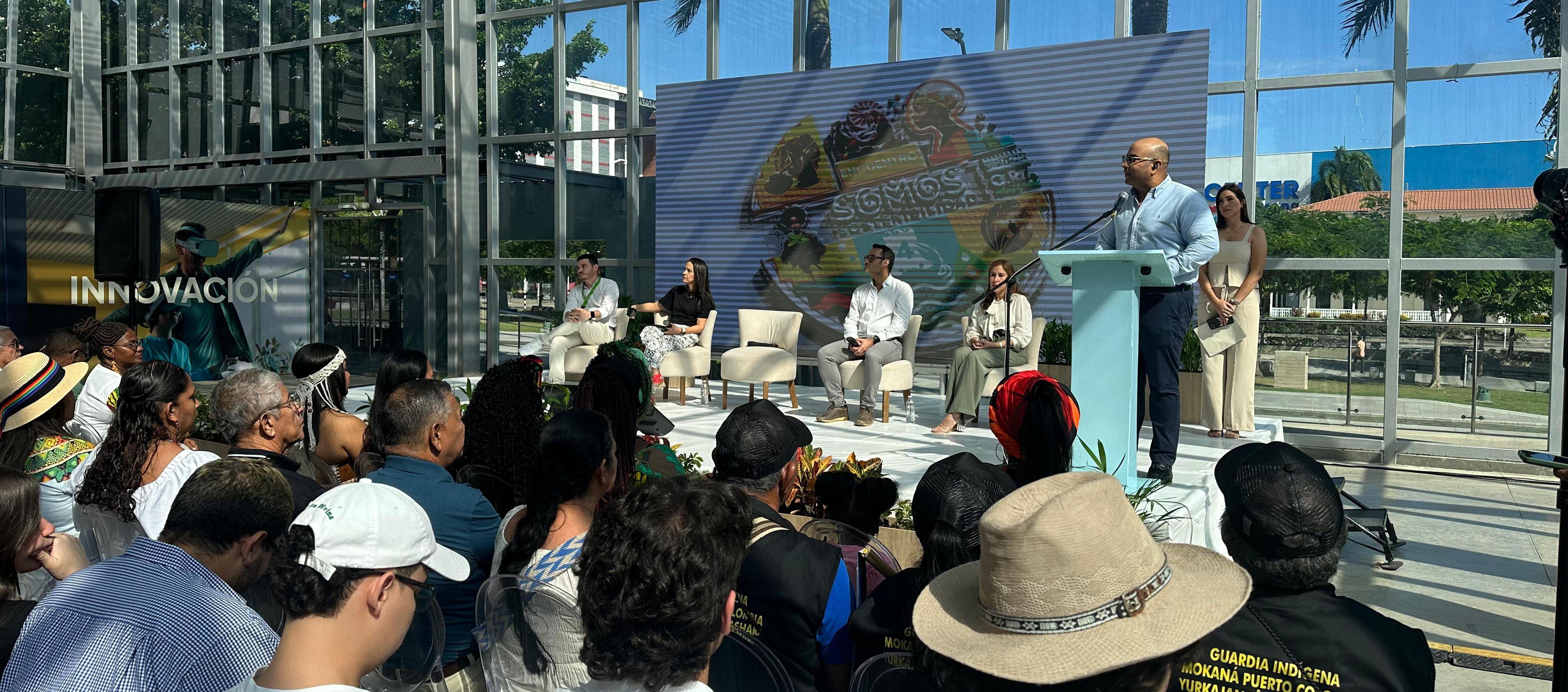 Encuentro ‘Somos Sostenibilidad’ en el Cubo de Cristal de la Plaza de la Paz.