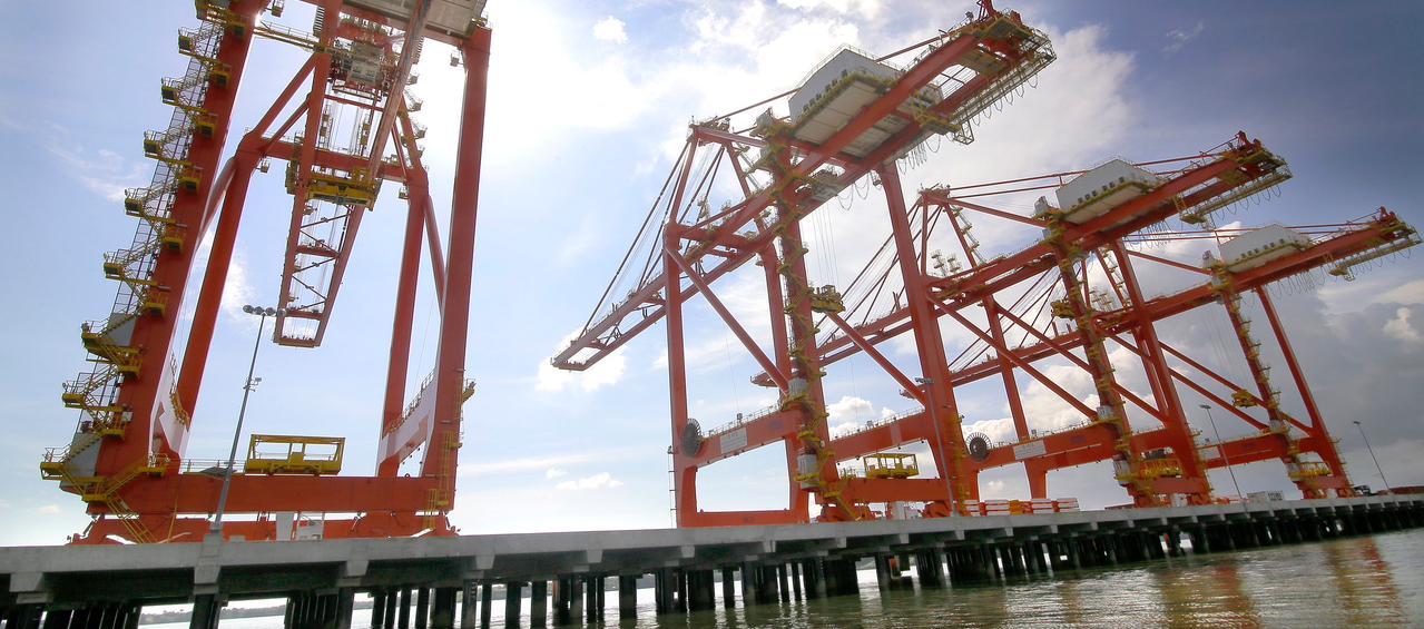 Movimiento de carga en zona portuaria