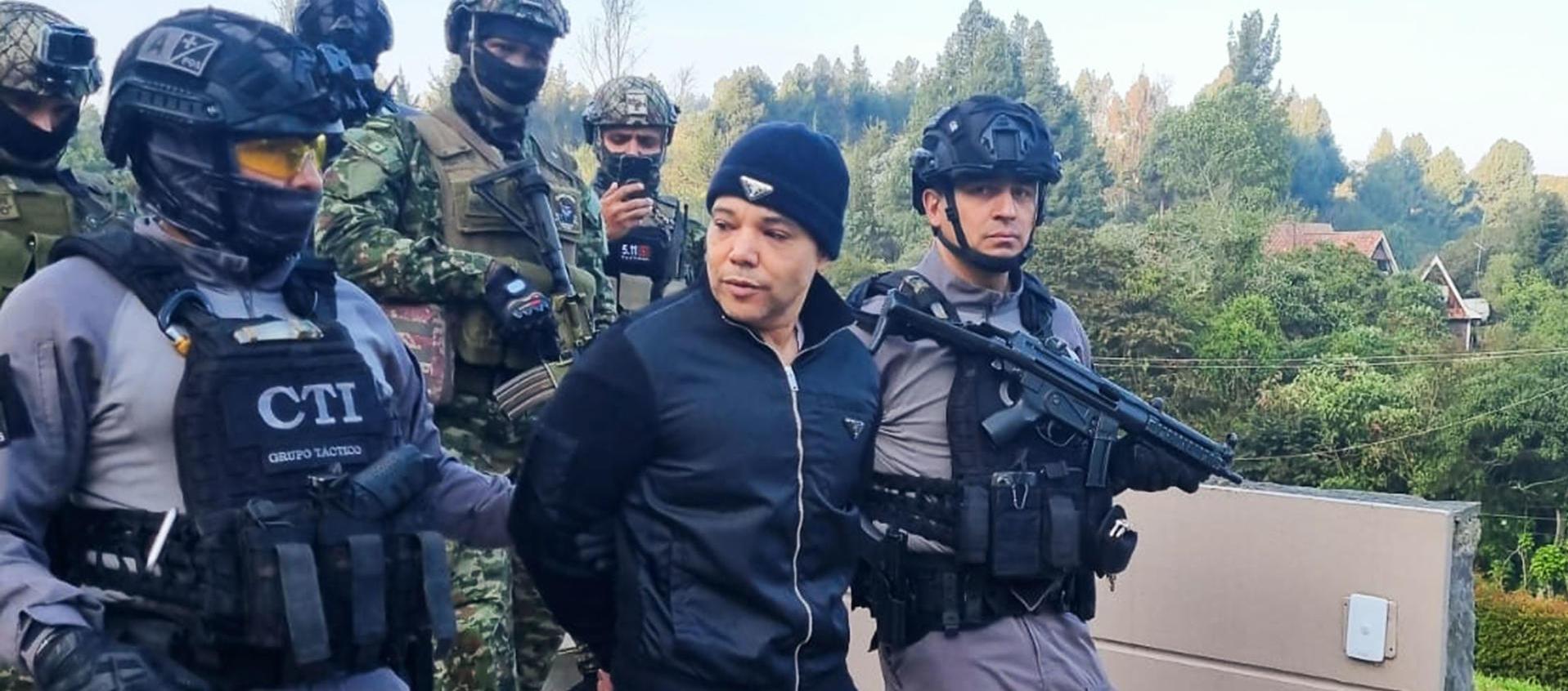 Ejército y CTI custodiando al capturado.