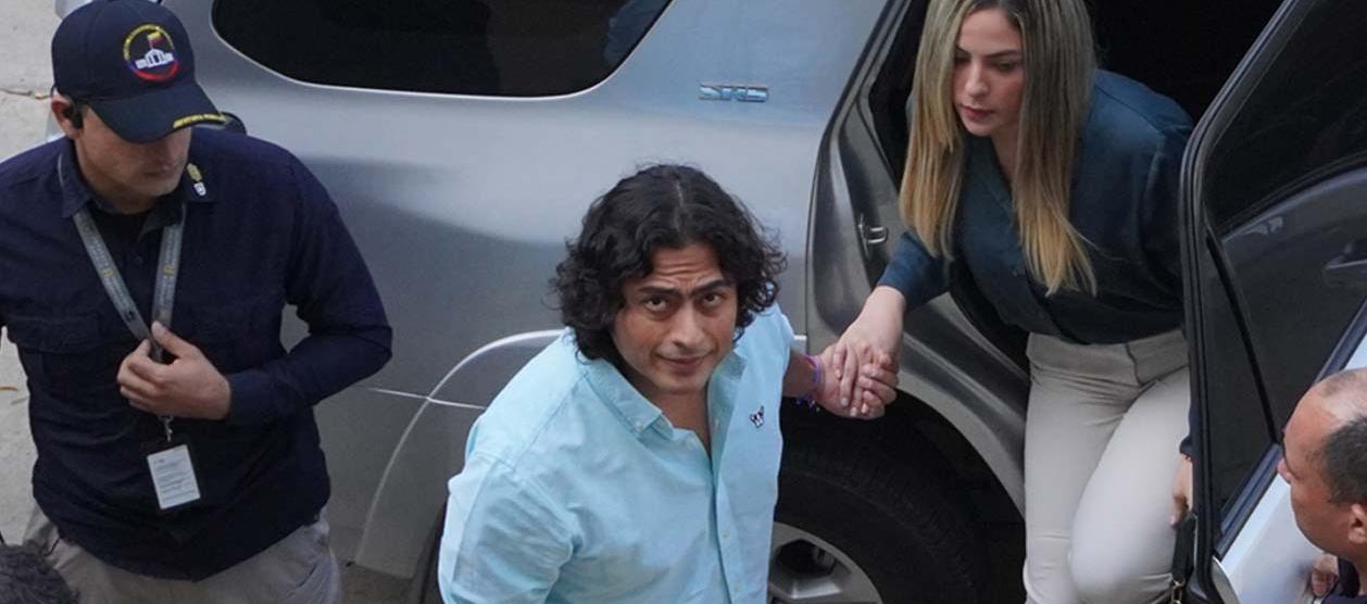 Nicolás Petro y su pareja Laura Ojeda tras asistir audiencias en el Centro de Servicios de Barranquilla. 