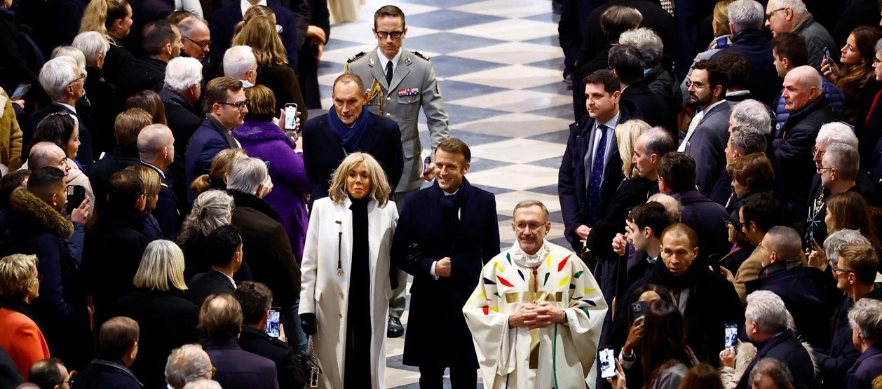 El presidente francés, Emmanuel Macron (D), y su esposa, Brigitte.