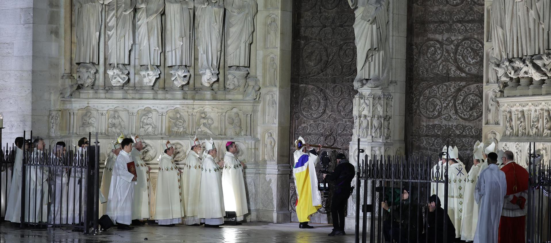 El arzobispo de París, Laurent Ulrich, durante la reapertura de la catedral de Notre Dame.