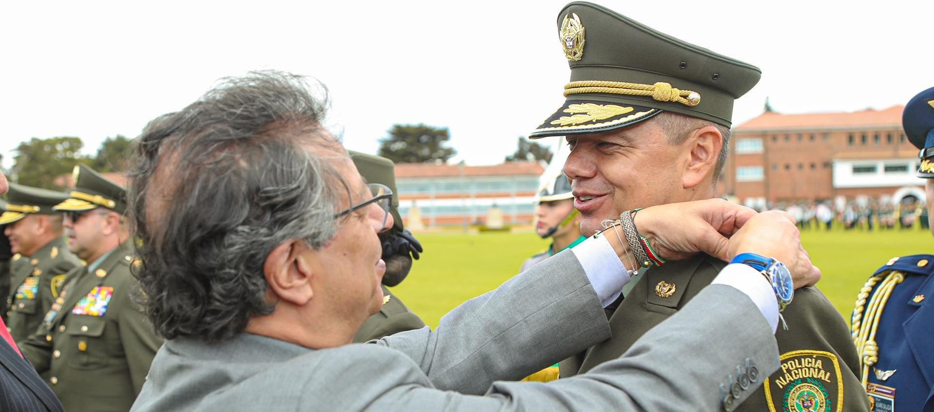 La ceremonia de ascenso del General y otros oficiales contó con la presencia del Presidente Gustavo Petro. 