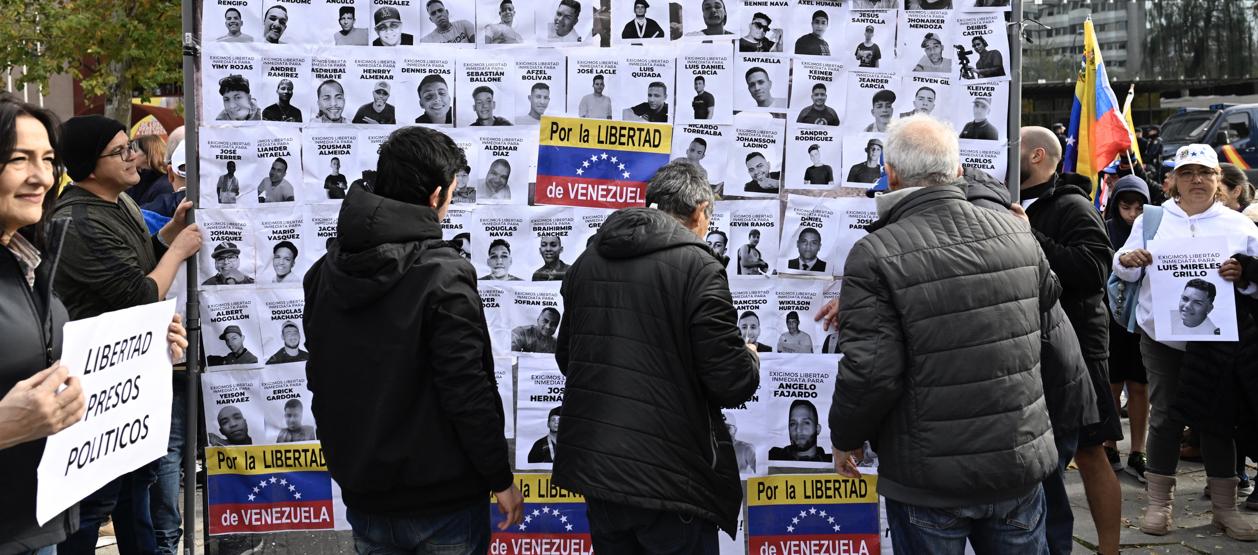 Un cartel muestra fotografías de presos políticos en Venezuela.