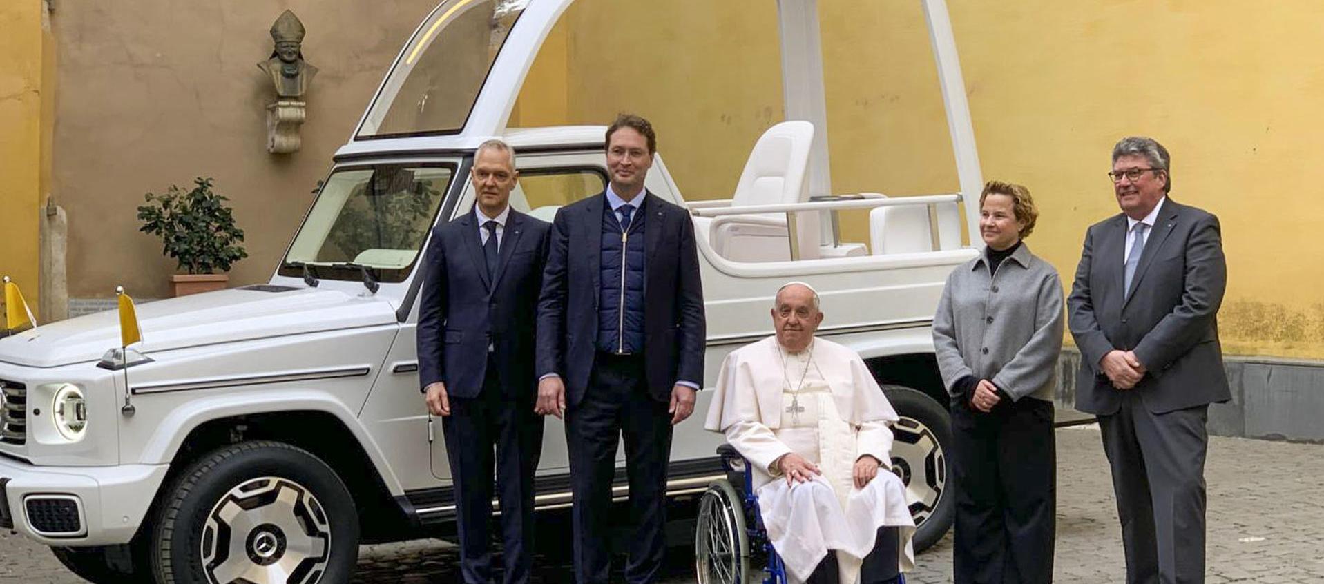 Papa Francisco, junto al primer papamóvil totalmente eléctrico. 