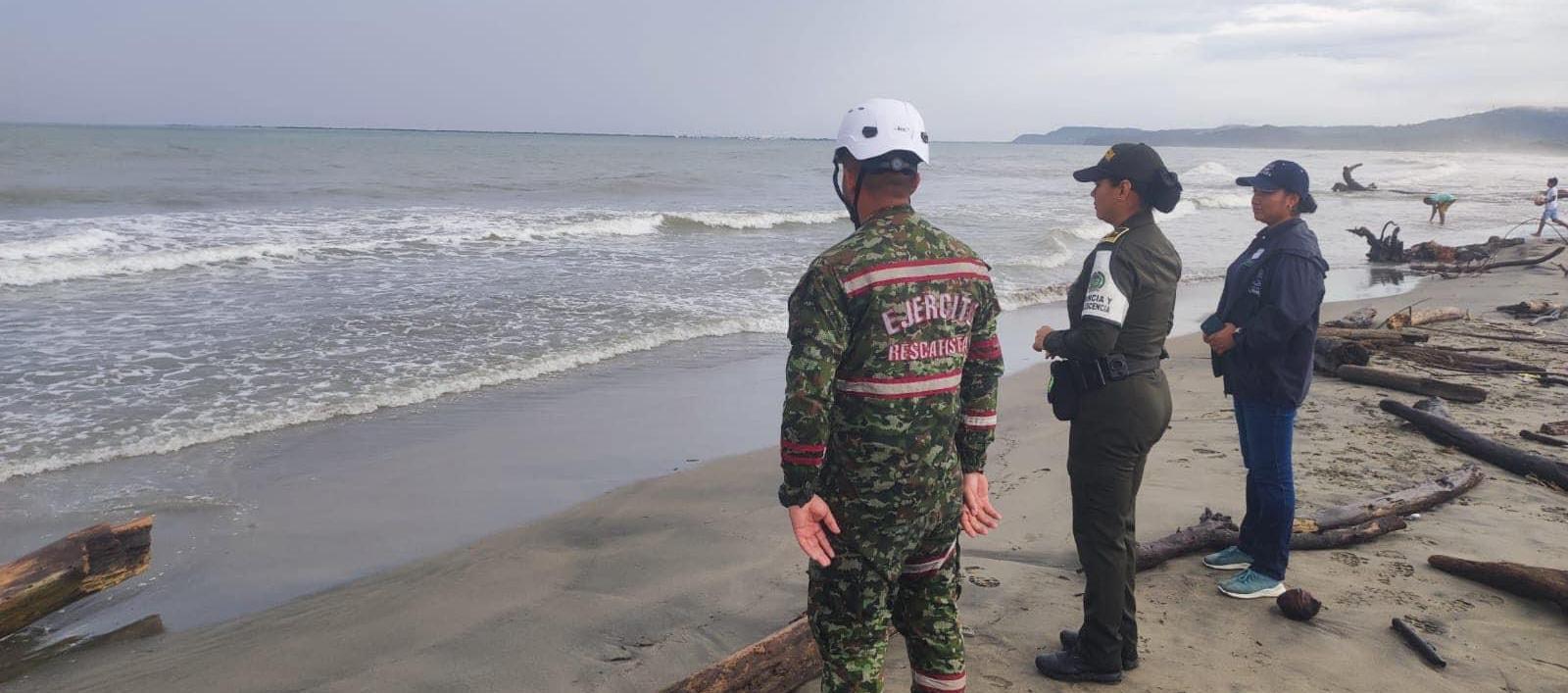 Autoridades en la Playa de Caño Dulce. 