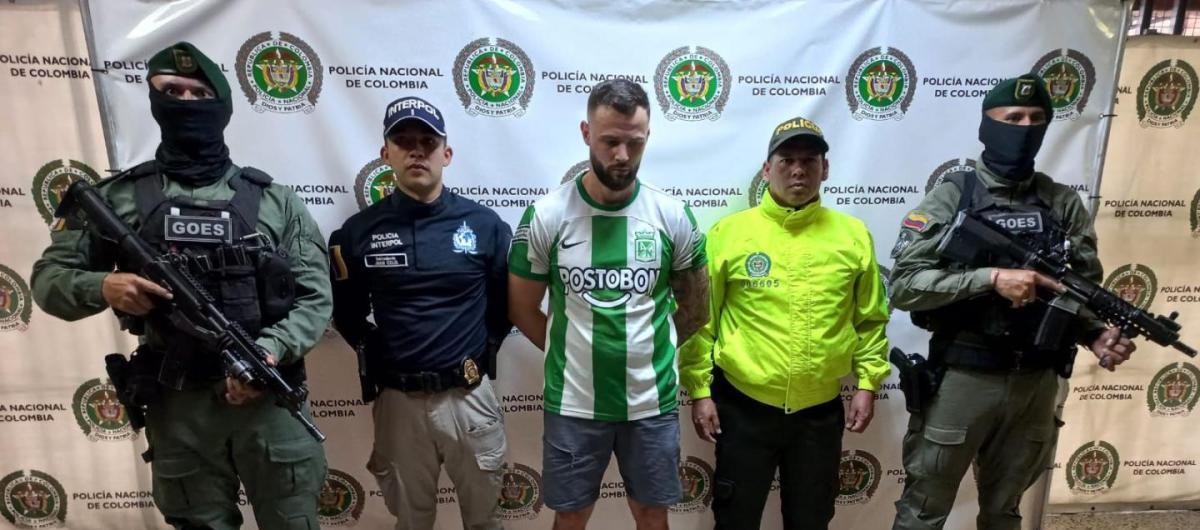 El capturado junto a las autoridades.