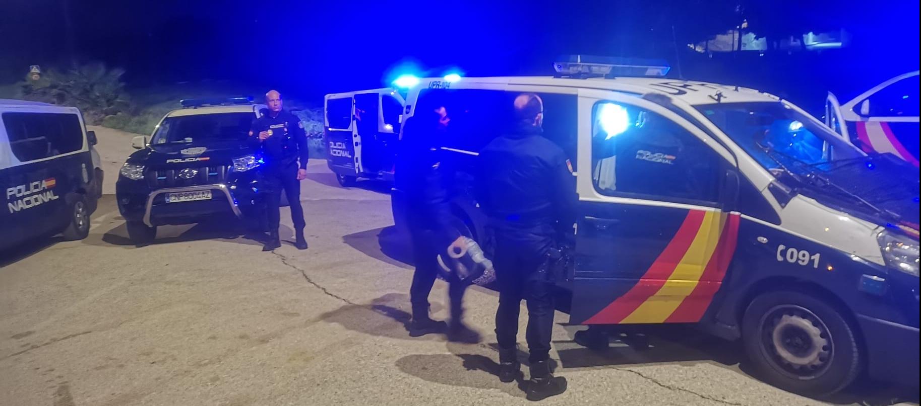 Policía de España investiga el crimen. 