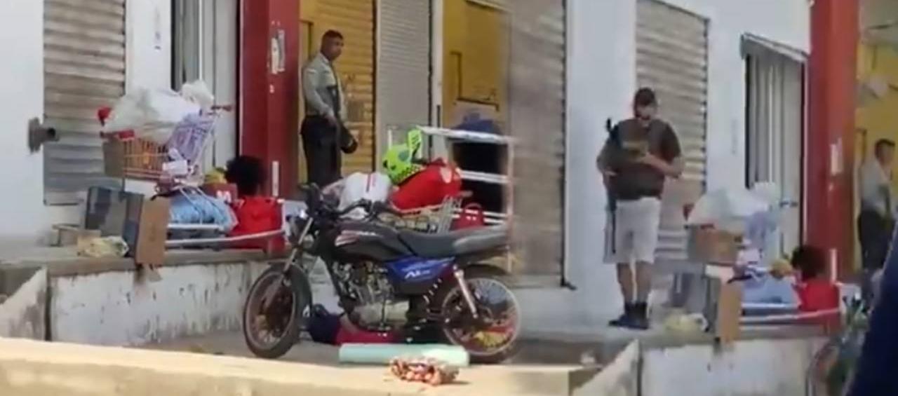 Policía en el exterior del supermercado.