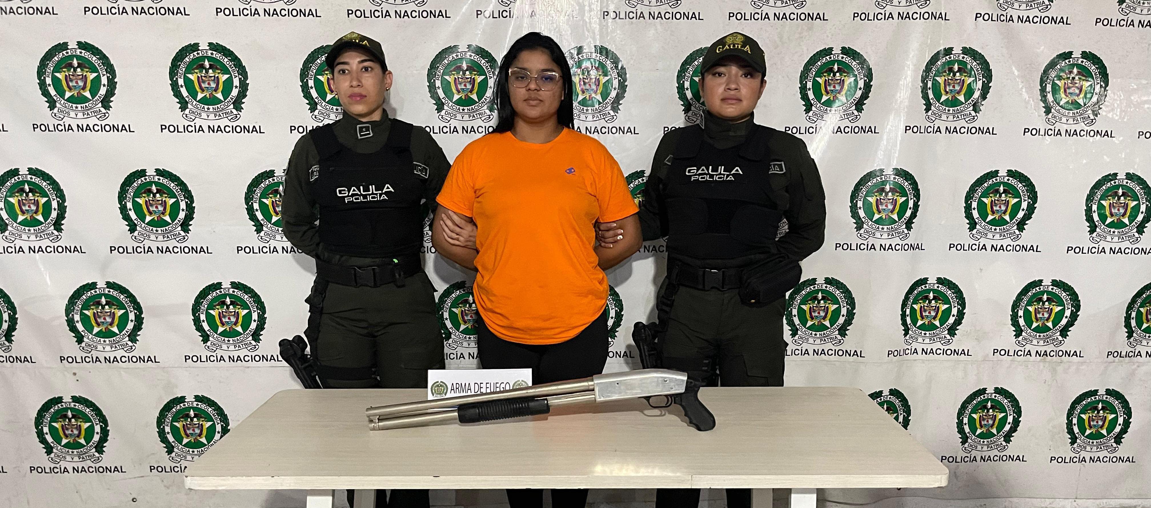 La capturada junto a las autoridades.