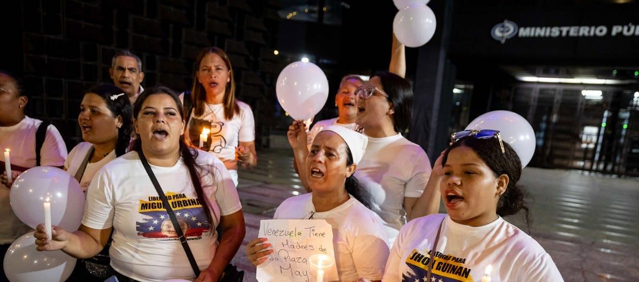 Familiares de "presos políticos" durante vigilia.