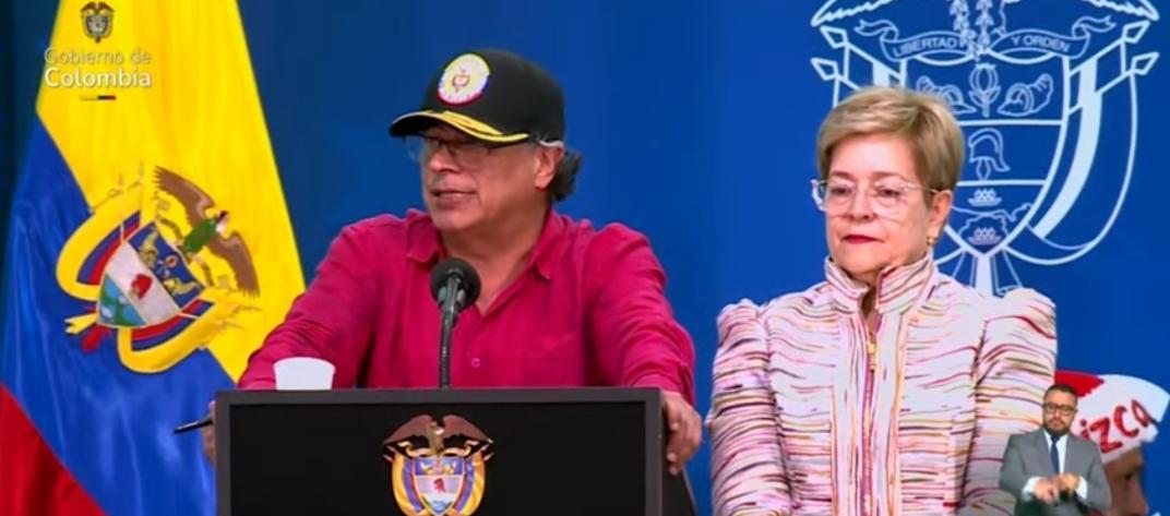 Presidente anunciando el salario mínimo para 2025