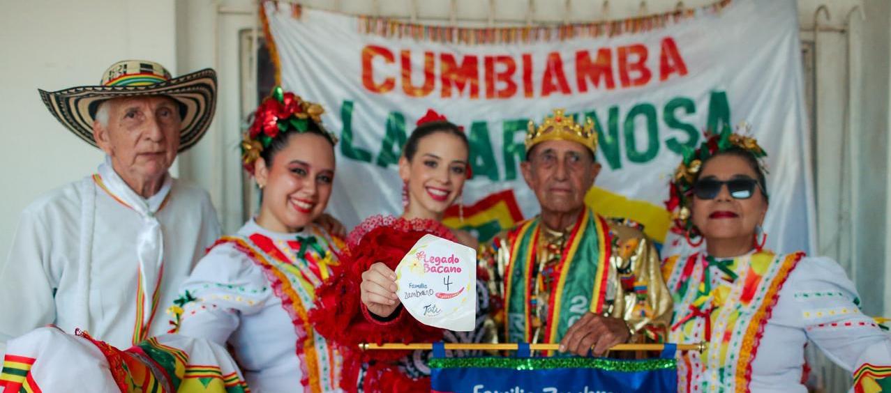 La reina del Carnaval de Barranquilla 2025, Tatiana Angulo Fernández de Castro, con la cumbiamba La Arenosa. 