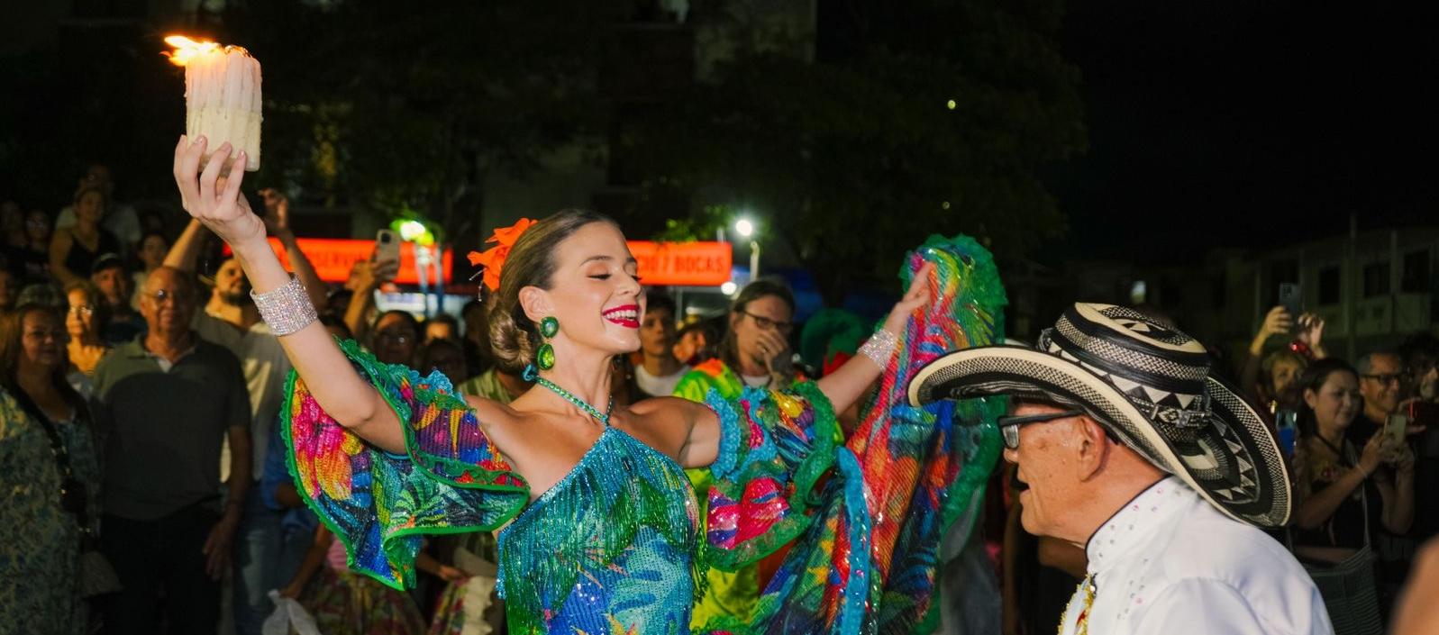 La reina Tatiana bailando con su rey Momo, Gabriel Marriaga.