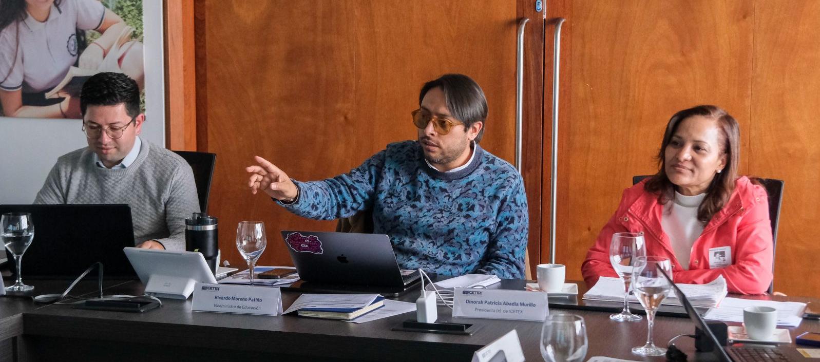 Ricardo Moreno (centro), viceministro de Educación. 