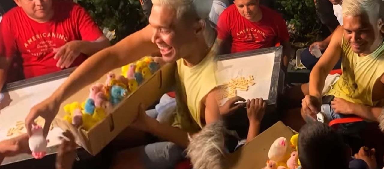 Teo comprando los pollitos y repartiéndolos.