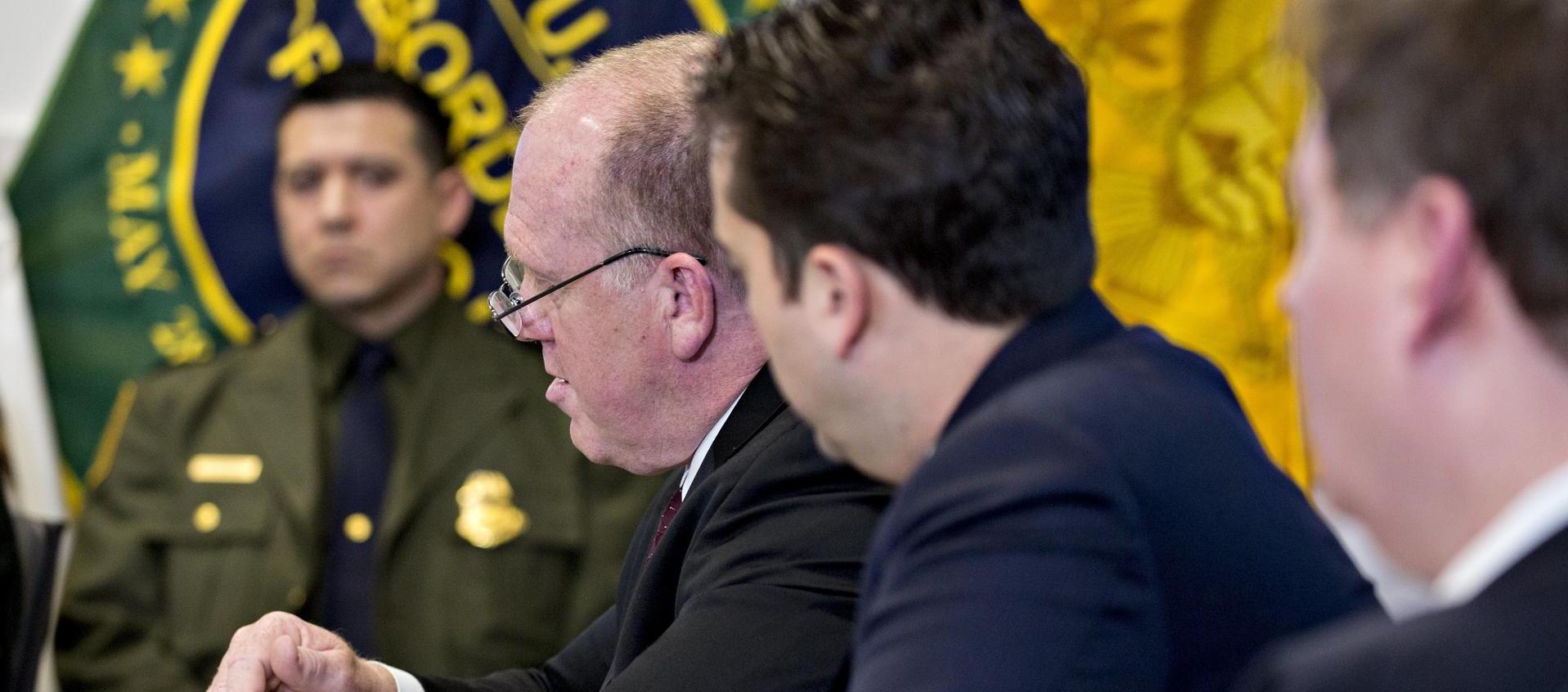 Tom Homan (centro), el 'zar de la frontera' de Donald Trump.