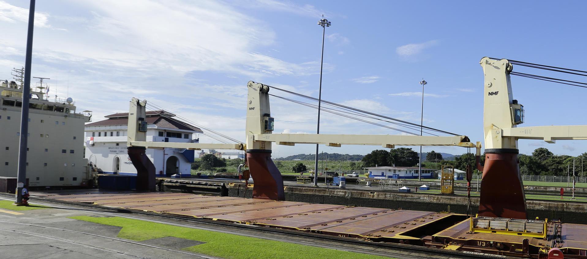 Un barco navega por la esclusas de Miraflores del Canal de Panamá, en el pacifico panameño.