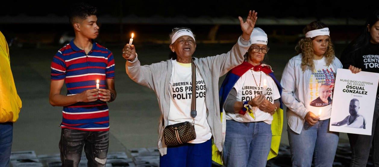 Personas participan durante una vigilia por los "presos políticos" en la Universidad Central de Venezuela.