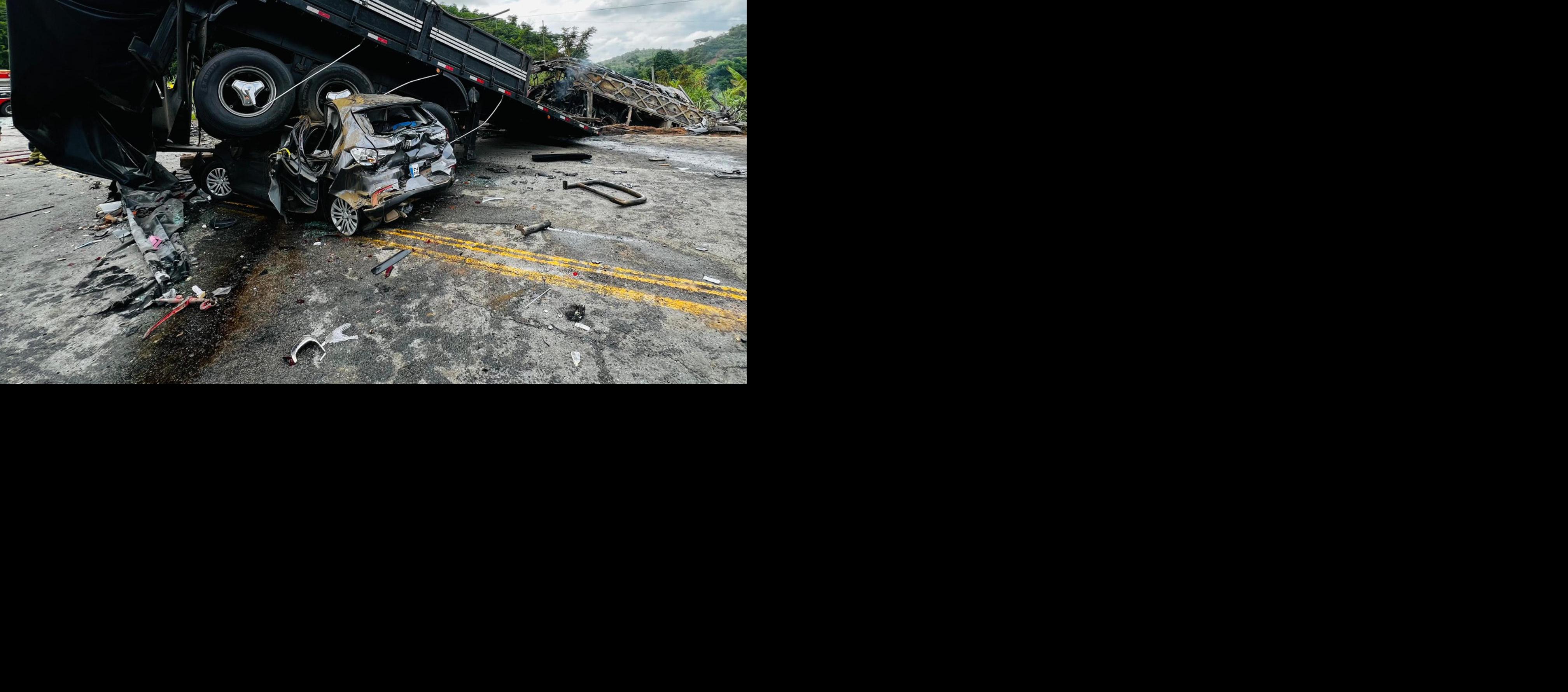 Restos de los vehículos involucrados en un grave accidente.