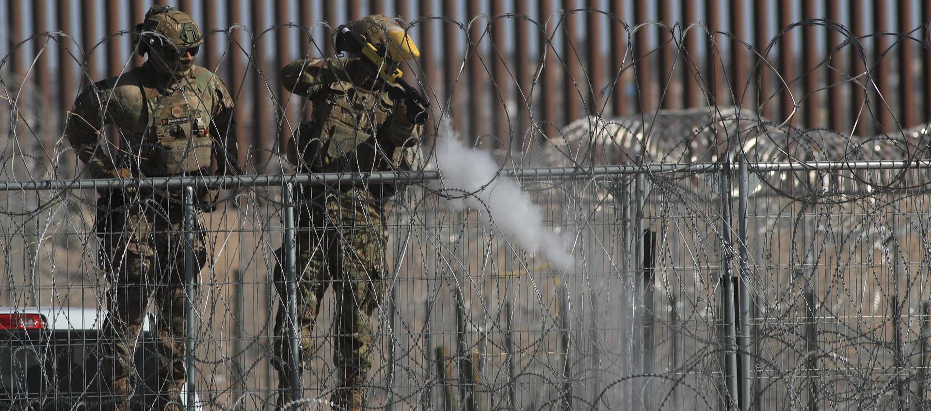 Agentes dispararon bolas de pimienta para dispersar a migrantes. 