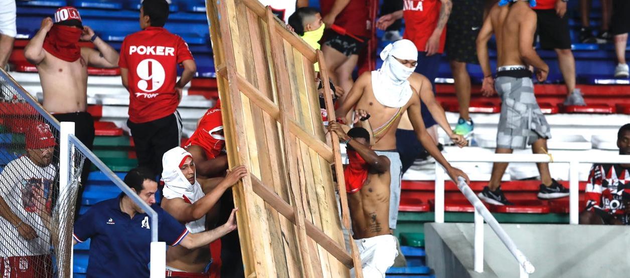 Desmanes de los hinchas del América en el Pascual Guerrero de Cali.