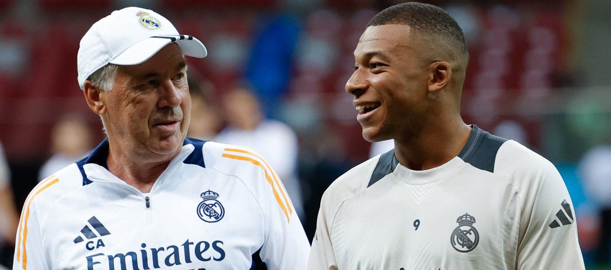 Carlo Ancelotti, técnico del Real Madrid, con el atacante francés Kylian Mbappé.