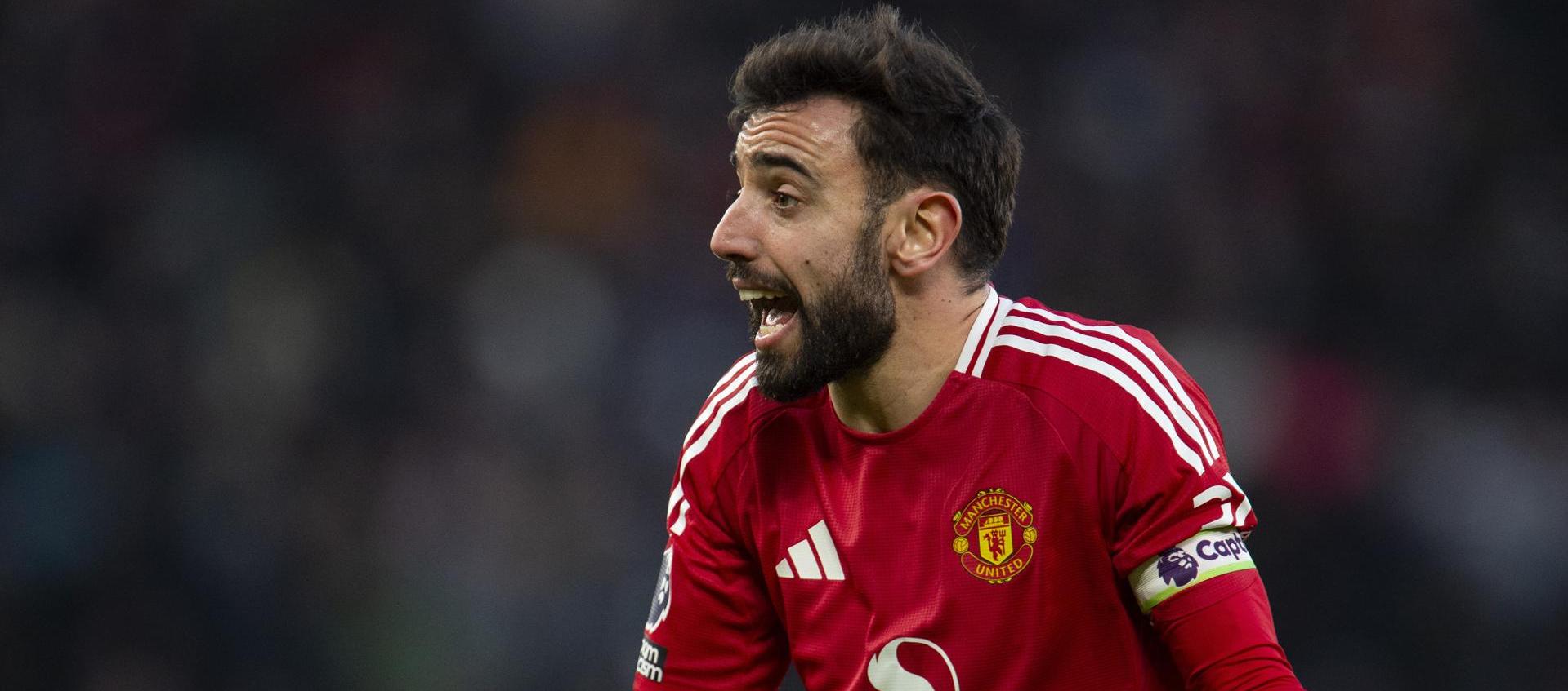 El capitán del Manchester United, Bruno Fernandes, se queja durante el juego.