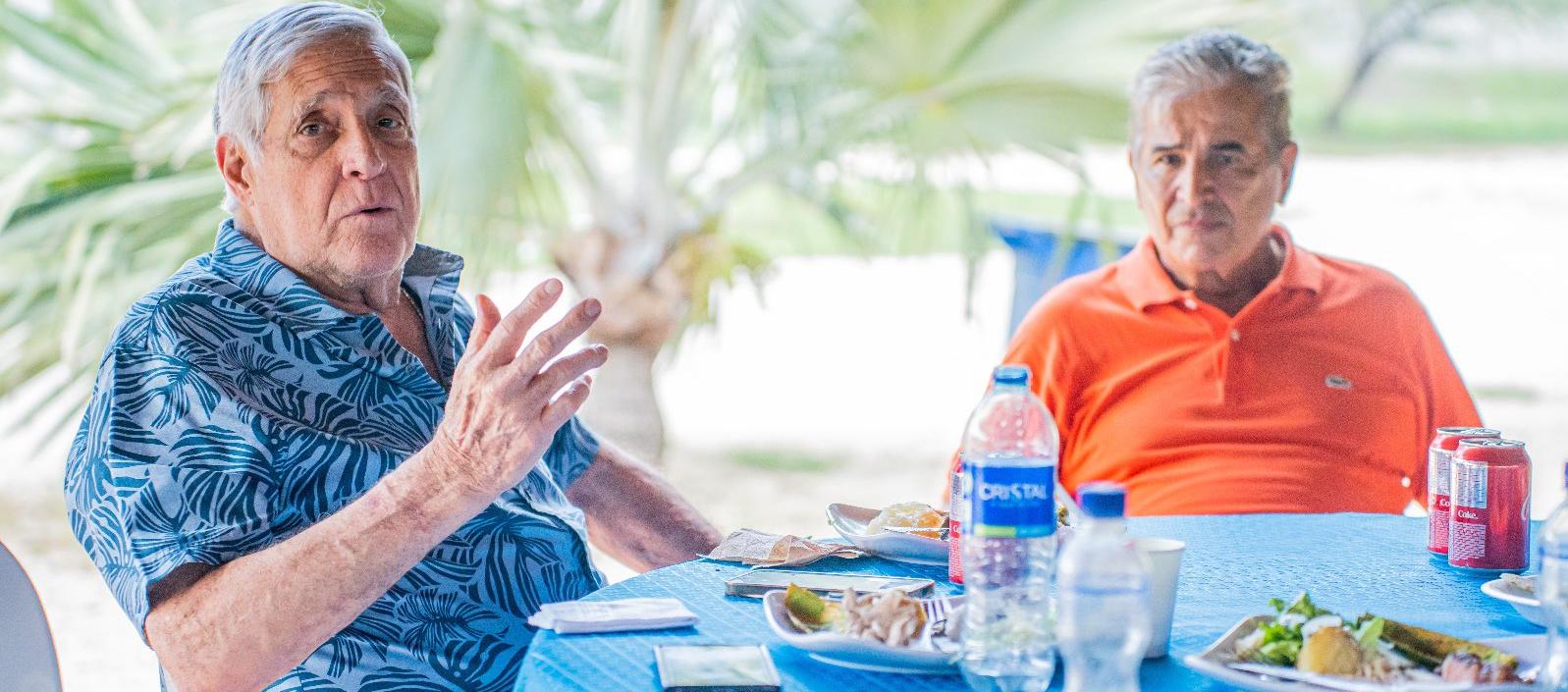 Eduardo Dávila con Jorge Luis Pinto, una amistad que ha perdurado por más de 40 años. 