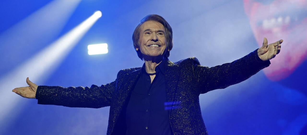 El legendario cantante español Raphael. 