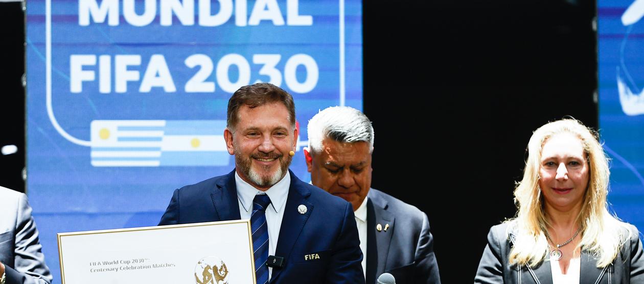 El presidente de la Conmebol, Alejandro Domínguez, tras la ratificación de la sede para Argentina, Uruguay y Paraguay.