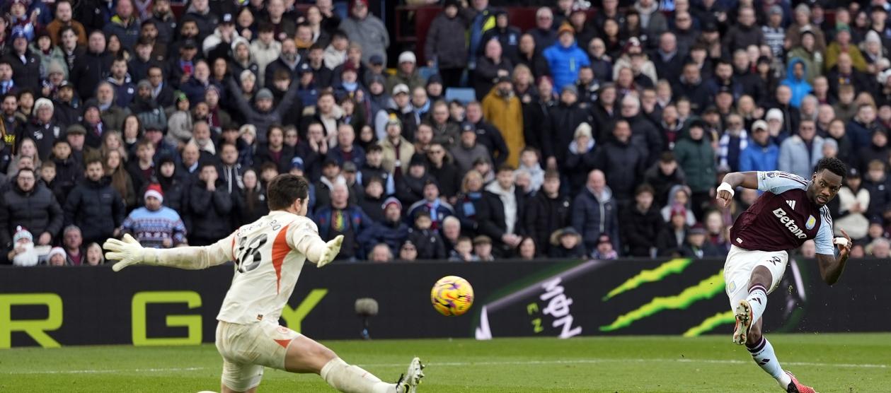 Jhon Jáder Durán define con frialdad frente al portero Stefan Ortega. 