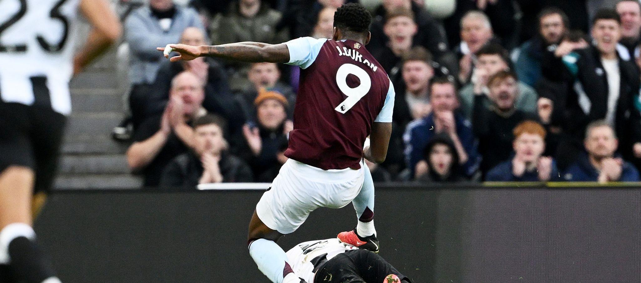 La acción de Jhon Jáder Durán sobre Schar por la cual vio la tarjeta roja.