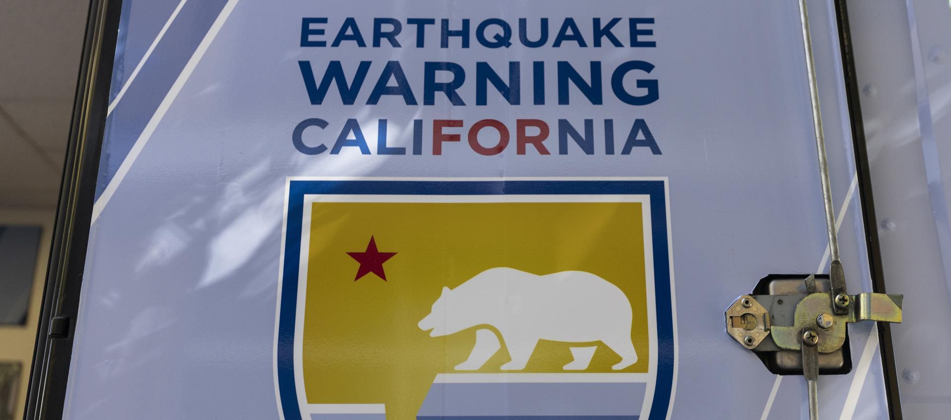 Cartel que avisa de "advertencia de terremoto en California".